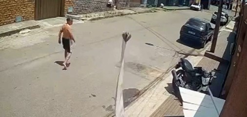 Fortaleza: Homem derruba portão, invade clínica de estética e arrasta mulher pelos cabelos