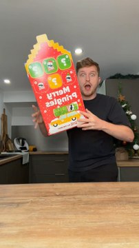 Calendrier de l’Avent Pringles de chez Normal 😱✨De quoi avoir un apéro du 1er au 24 décembre 😂✨Vous ne pourrez plus dire que vous n’avez pas de quoi grignoter le soir du réveillon…À moins que le Père Noël s’empare de vos chips avant vous 🎅😂