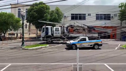 Árvore cai durante temporal em Umuarama e interdita uma das pistas da avenida Maringá