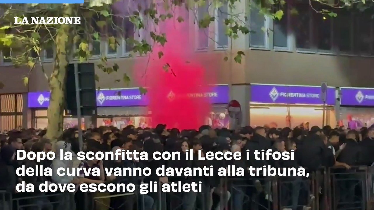 Firenze, la pesante contestazione dei tifosi della Fiorentina alla squadra