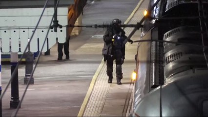 영국 '열차 칼부림'에 9명 중상...경찰 "테러 단서 없어" / YTN