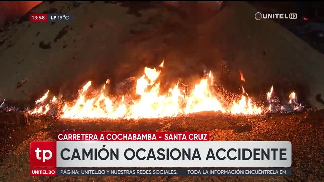 Camión arde tras chocar contra los separadores de la vía luego de impactar contra un vehículo y provocar la muerte de un conductor