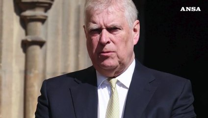 Lo scandalo di Andrea dilaga e infanga moglie e figlie.