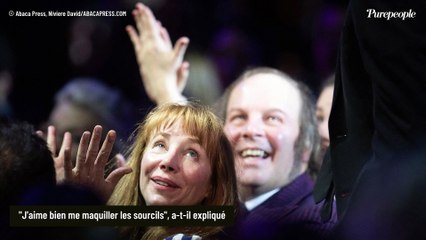 Ce geste que fait Philippe Katerine avant de s'endormir auprès de Julie Depardieu est loin d'être habituel