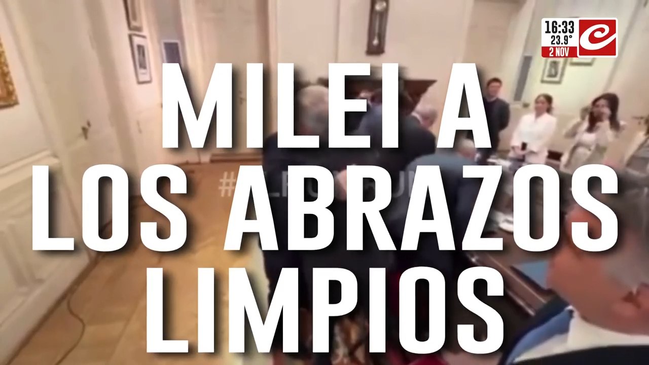 Javier Milei a los abrazos limpios