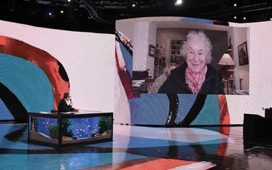 Margaret Atwood a Che tempo che fa: I libri fanno ancora paura. Gli Usa di Trump sono la prova