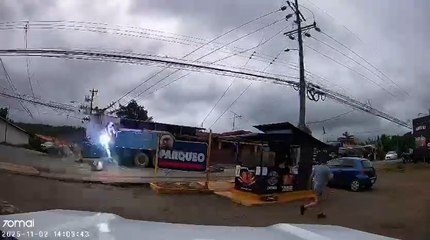 ext-Motociclista y conductor sobreviven a aparatoso accidente en Pérez Zeledón-021125