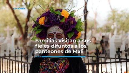 Visitan a sus fieles difuntos a los panteones de Mexicali.