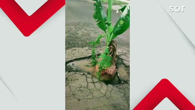 Moradores do Jardim Veneza improvisam sinalização para alertar motoristas sobre buracos na via e cobram ação do poder público