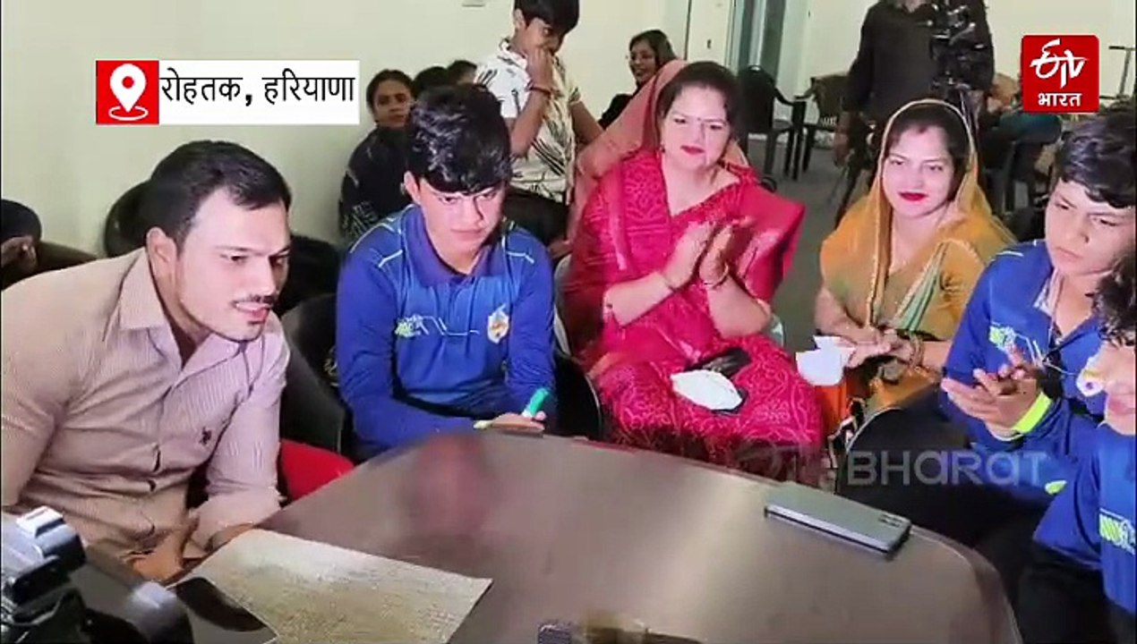 शेफाली वर्मा के घर दिवाली जैसा माहौल, बम-पटाखे फोड़कर मनाया जीत का जश्न, माता-पिता ने BCCI का जताया आभार