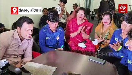 शेफाली वर्मा के घर दिवाली जैसा माहौल, बम-पटाखे फोड़कर मनाया जीत का जश्न, माता-पिता ने BCCI का जताया आभार