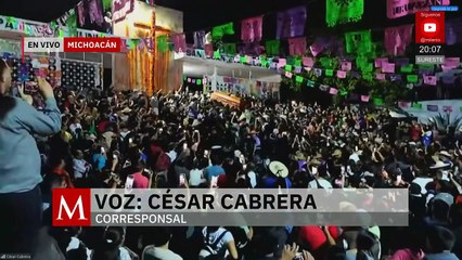 Cientos y miles de personas despiden con mariachi y pétalos al alcalde Carlos Manzo en Uruapan