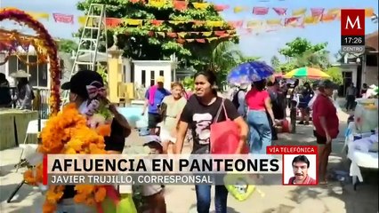 En Acapulco, Guerrero, miles de personas entre música y flores visitan los panteones