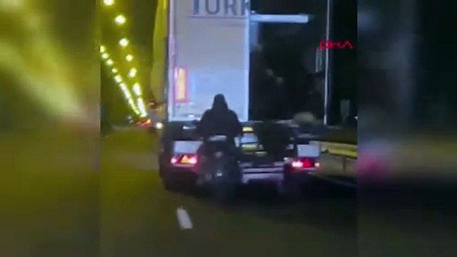 Seyir halindeki TIR'dan motosikletli hırsızlık kamerada: Çaldıklarını görünce 2. kez şaşıracaksınız!