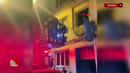 İstanbul'da 2 katlı binada çıkan yangında mahsur kalan 4 kişi kurtarıldı