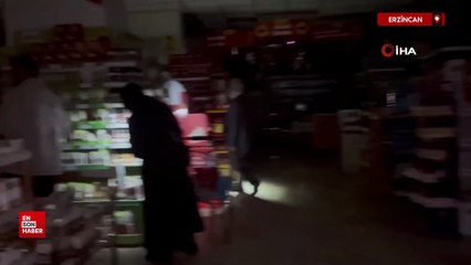 Erzincan’da  cep telefonu ışığıyla alışveriş yaptılar