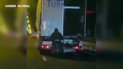 Hareket halindeki TIR’dan koyun hırsızlığı! O anlar kamerada