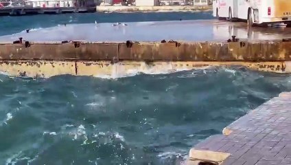 Sinop'u fırtına vurdu: Dalgalar kıyıyı dövdü, balıkçılar açılamadı