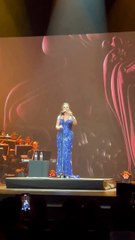 انغام تتلقى هدية مميزة على مسرح حفلها بباريس