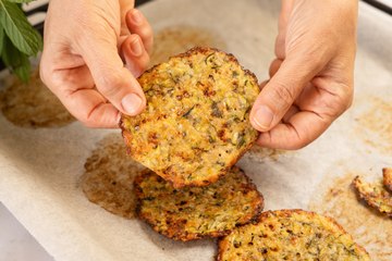 Chips de calabacín y parmesano