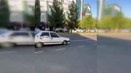 akıl almaz yöntem: Yolda kalan Tofaş’ı kaputa oturup ayaklarıyla ittirdiler