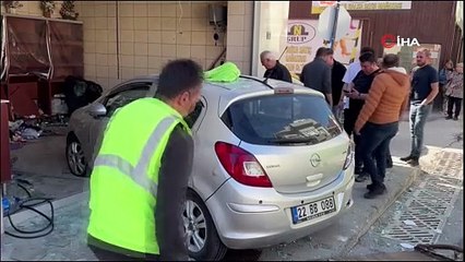 Otomobil Fırına Daldı