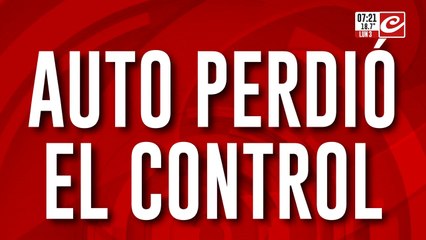 Auto perdió el control y termino chocando a varios vehículos que estaban estacionados