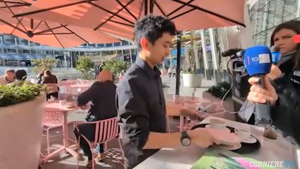 Donna accoltellata in piazza Gae Aulenti a Milano, il testimone: «Forse un furto. Qui gira brutta gente»