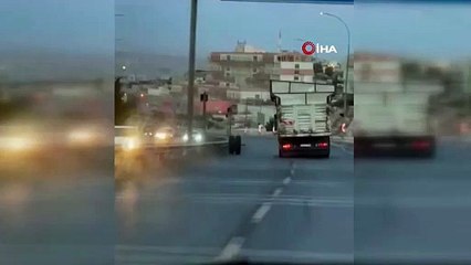 Kamyonun kopan dingiliyle birlikte kamyon ayrı yöne lastikleri ayrı yöne gitti!