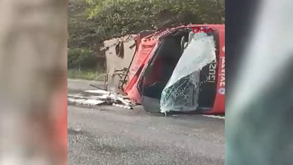 Yangına müdahaleden dönen itfaiye aracı devrildi