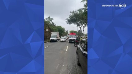 Acidente entre motociclista e carro congestiona trânsito em BH