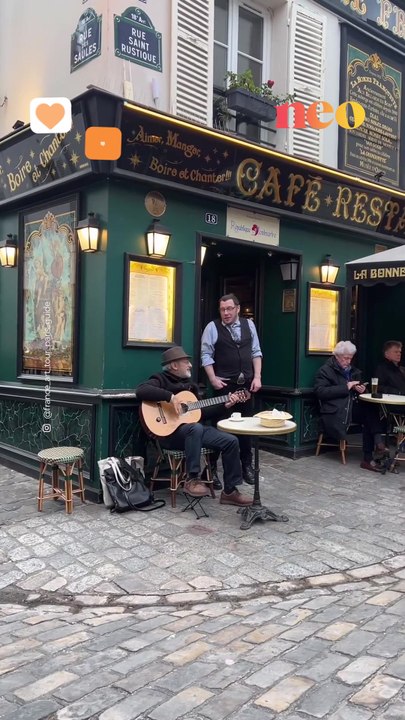 Quand des musiciens improvisent une reprise d’un classique de la chanson française : “Mon amant de Saint-Jean”, à la terrasse de La Bonne Franquette - Paris, à Montmartre. 🎵 📷 : @france_art_tour_paris_guide