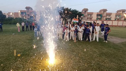 आतिश बाजी कर जताई ख़ुशी