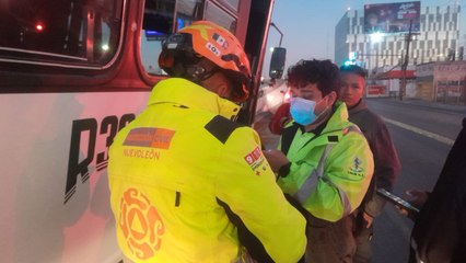 VIDEO | Aparatoso choque de ruta urbana en provoca caos vial y deja lesionados en Monterrey