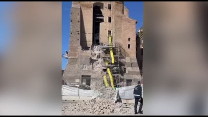 Roma, le immagini del crollo della Torre dei Conti ai Fori Imperiali