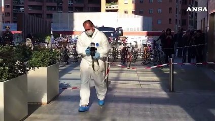 Accoltellata a Milano, i rilievi dei carabinieri della scientifica