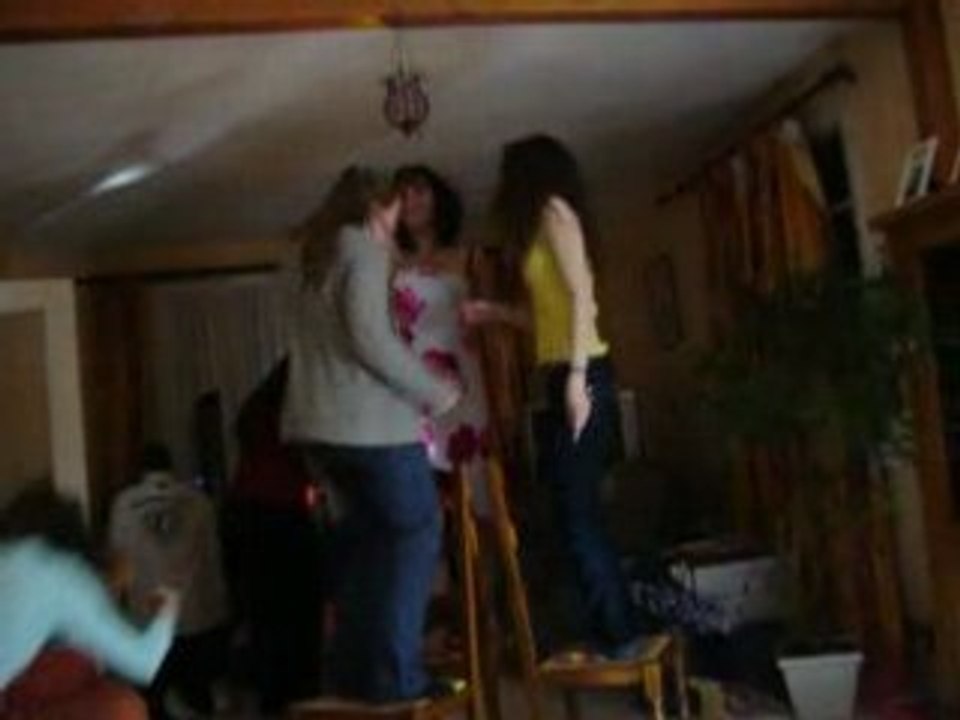 trois folles qui dansent debout sur des chaises