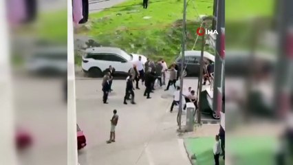 İki grup birbirine bıçaklarla saldırdı! O anlar kameraya yansıdı!