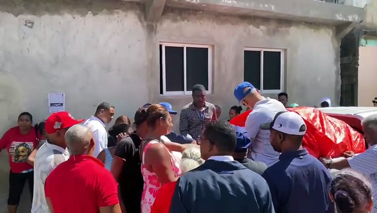 Alcaldía de Santo Domingo Norte y Comercio Chino entregan kits a afectados por la tormenta Melissa