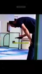 Seorang Mualaf Belajar Shalat Lewat Tuntutan handphone