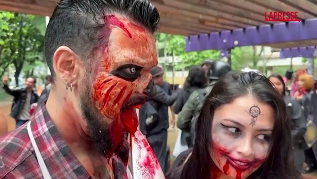 Brasile, la Zombie Walk a San Paolo riunisce migliaia di persone: le immagini