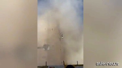 Roma, le immagini del crollo della Torre dei Conti ai Fori Imperiali