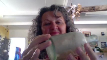 «Ho subito capito che era speciale»: il racconto della donna australiana che ha trovato un messaggio in bottiglia scritto durante la Prima guerra mondiale