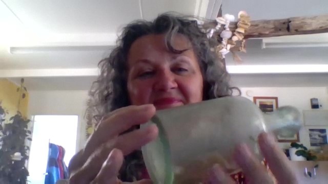 «Ho subito capito che era speciale»: il racconto della donna australiana che ha trovato un messaggio in bottiglia scritto durante la Prima guerra mondiale