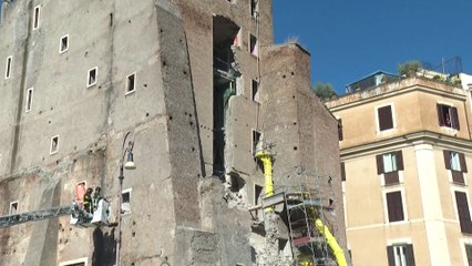 Torre perto do Coliseu desaba parcialmente em Roma, e trabalhador fica preso sob escombros