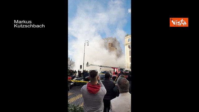 Il momento del secondo crollo della Torre dei Conti ai Fori Imperiali a Roma