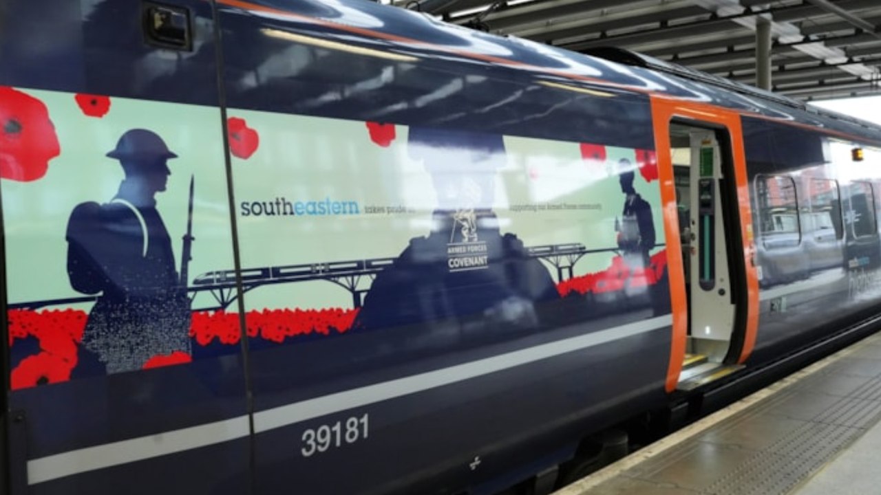 Remembrance Day in London: SouthEastern unveil poppy train