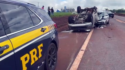 Com veículo carregado de maconha, homens fogem da PRF e capotam em cima de SUV