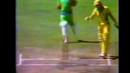 Cricket Hilarious Moments Aus vs Pakistan  2nd Match at Melbourne, Nov 22 1981 B & H Cup