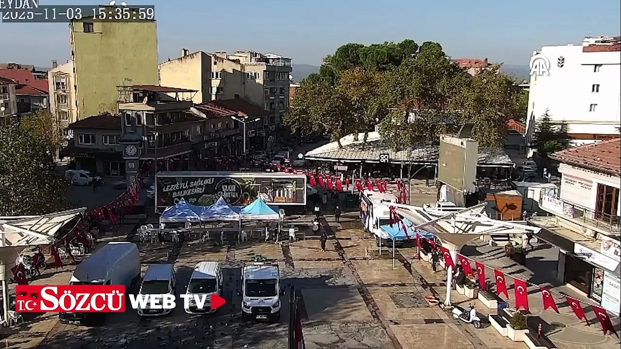 Sındırgı'da meydana gelen 4,9 büyüklüğündeki deprem anı, şehir kamerasına yansıdı
